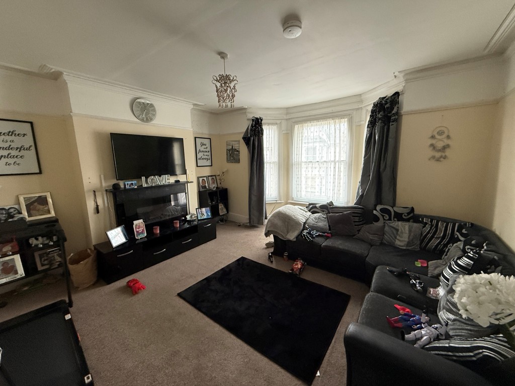 Lot: 125 - FREEHOLD BLOCK OF FOUR FLATS FOR INVESTMENT - Flat 5a - Living room